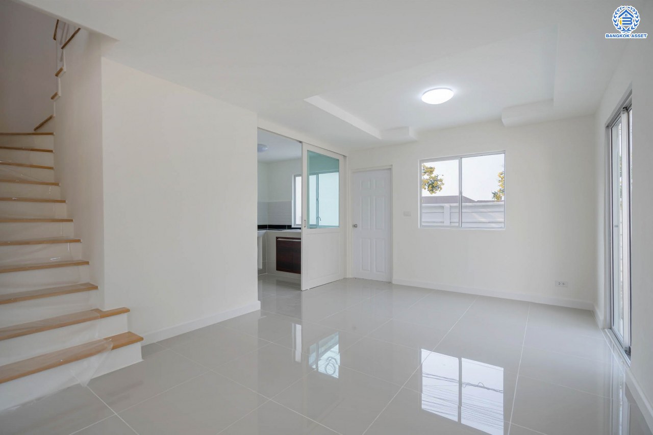 บ้านมือสองตกแต่งใหม่ โครงการ พฤกษาวิลล์63/1 นครอินทร์-พระราม5 หลังมุม สภาพแวดล้อมดี เนื้อที่ 48.8 ตร.ว. ฟังก์ชัน 3 ห้องนอน 2 ห้องน้ำ ที่จอดรถ 1 คัน บนทำเลโซนเมือง! เดินทางสะดวก เข้า-ออกทาง ซอยวัดสังฆทาน ใกล้สะพานพระราม5 และรถไฟฟ้าสถานี "แยกติวานนท์"...